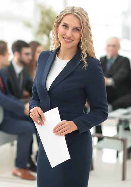 Framgångsrik affärskvinna på bakgrunden av business-team — Stockfoto