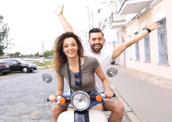 Paar fährt Motorroller in Altstadtstraße. — Stockfoto