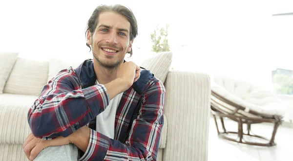 Chico feliz sentado en la alfombra en un nuevo apartamento . —  Fotos de Stock