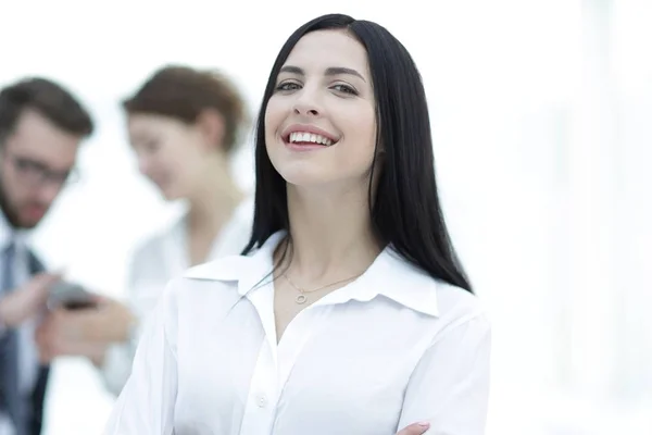 Gros plan d'une belle femme gestionnaire et collègues de travail dans le bureau — Photo