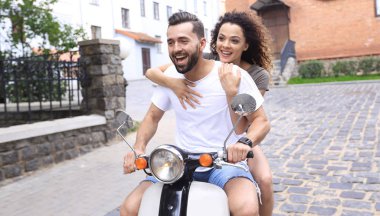 Genç çift sürme motosiklet City