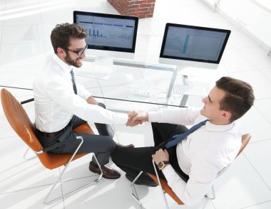 Masa başında oturup karşılıklı Mali ortaklar