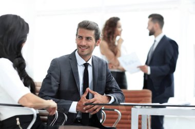 takımda şirket için çalışan iki işveren