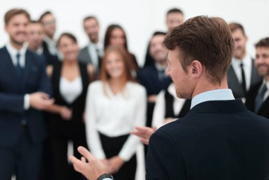 işadamı ekibine bir konuşma yapar.