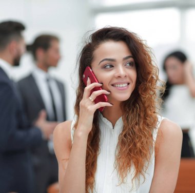 Yakın plan. Akıllı telefonlu bir iş kadını.