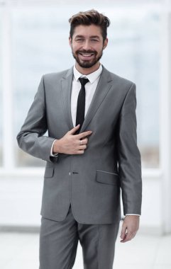 gri takım elbiseli bir genç adam