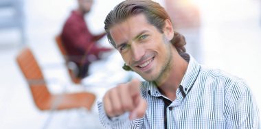 başarılı adam ileri onun parmak işaret.