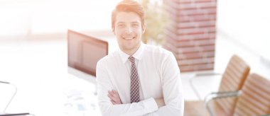 Kendine güvenen genç işadamı office arka plan üzerinde