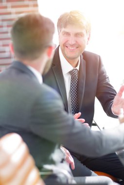 Bir meslektaşım konuşurken bir üst düzey yönetici Close-Up.