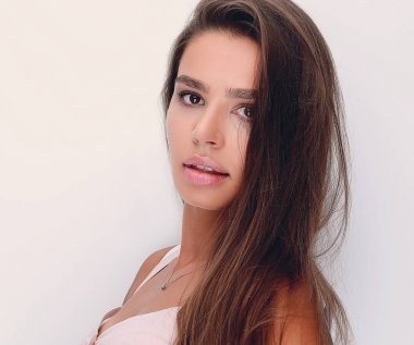 portre. güzel genç kadın