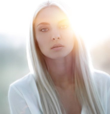 Taze günlük makyaj ile güzel bir kadın portresi.