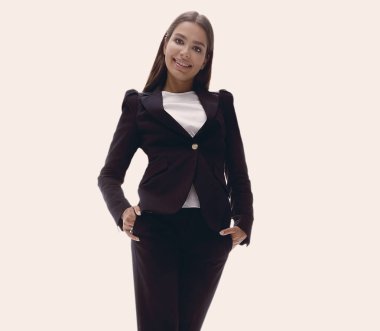 tam büyüme. gülümseyen iş kadını.