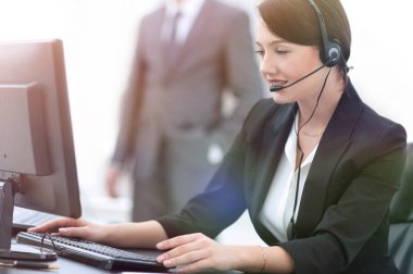 gülümseyen kadın müşteri destek telefonu operatörü işyerinde.