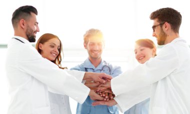 Doktorlar ve hemşireler el ele tutuşuyor. karşılıklı yardım kavramı.