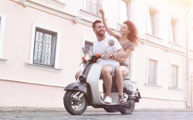 Mutlu çift retro motosiklet sürme tam uzunlukta yan görünüm