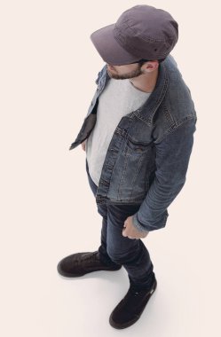 Yukarıdan görüntüleyin. bir beyzbol kap ve kot ceketli çocuk