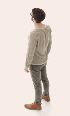 modern genç adam güvenle ileri görünüyor. Fotoğrafta tam uzunlukta