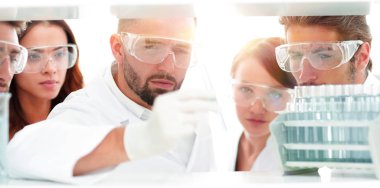 bir doktor-eczacı closeup ve laboratuvarda çalışan arkadaşları.