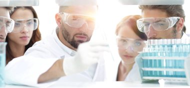 bir doktor-eczacı closeup ve Los Angeles'ta çalışma arkadaşları