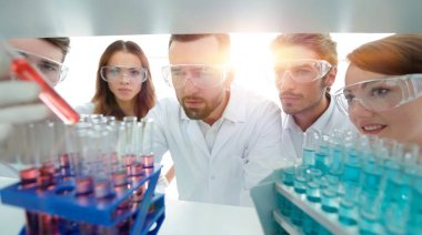 bilim adamları ve laboratuvarda çalışan Eczacılar grubu