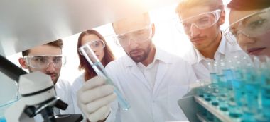 Laboratuvarda çalışan Eczacılar grubu.