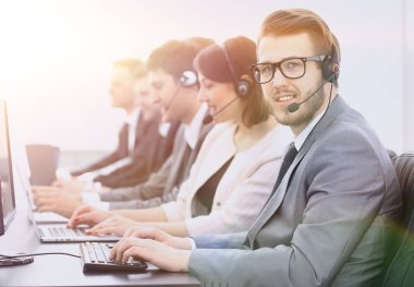 işleç çağrı merkezi işyerinde oturan meslektaşları ile