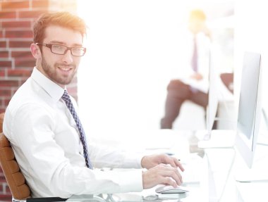 Bulanık arka plandaki başarılı iş adamı