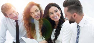 closeup.Smiling iş takım tablet bilgisayar ile