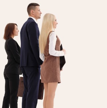 Dikiz aynası. Bir grup iş adamı güvenle ileriye bakıyor.