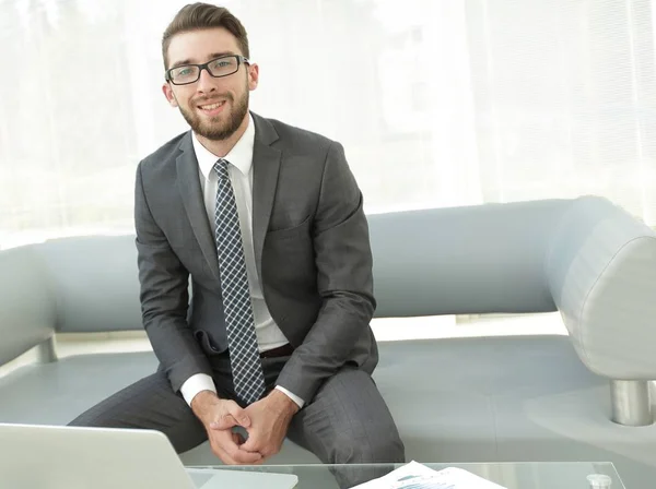 Portret nowoczesnego biznesmena siedzi przy biurku. — Zdjęcie stockowe
