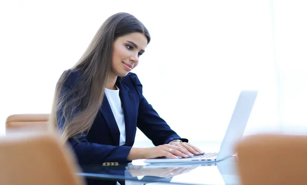 Ung affärskvinna arbetar på bärbar dator — Stockfoto