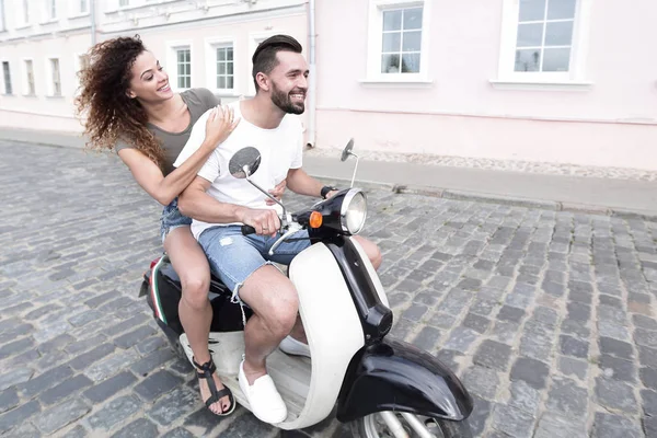 Sudut pandang penuh dari pasangan bahagia mengendarai sepeda motor retro — Stok Foto