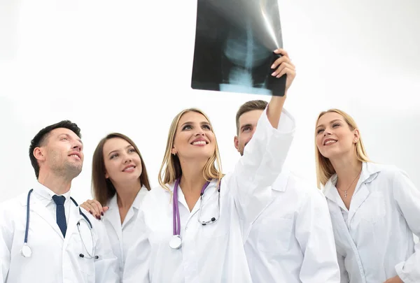 Groupe de médecins discutant d'une radiographie — Photo