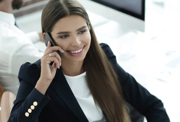 Vrouwelijke werknemer praten op een mobiele telefoon met een klant — Stockfoto