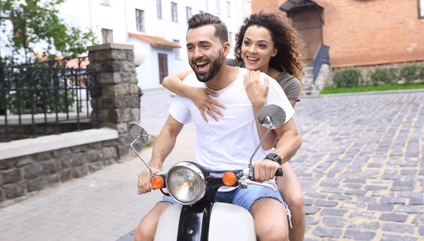Junges Paar fährt Motorroller in der Stadt — Stockfoto