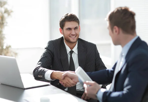 Close-up.side view.the handshake parceiros de negócios em sua mesa . — Fotografia de Stock