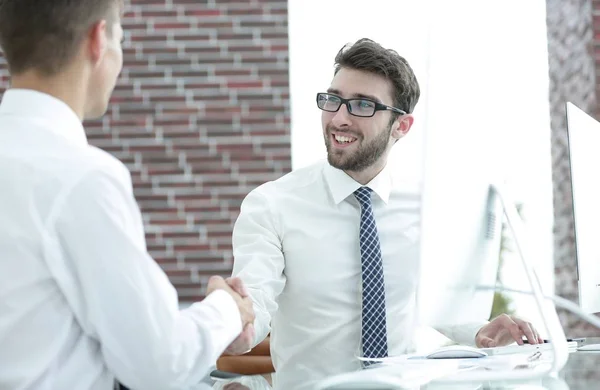 Handschlag eines Geschäftsmannes und Buchhalters — Stockfoto