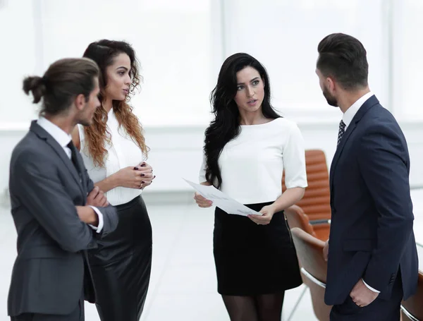 Business team bespreken een financiële grafiek — Stockfoto