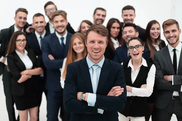 Усміхнений бізнесмен стоїть на тлі своєї ділової команди . — стокове фото