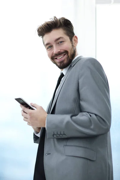 Homem elegante de terno está lendo informações no telefone — Fotografia de Stock