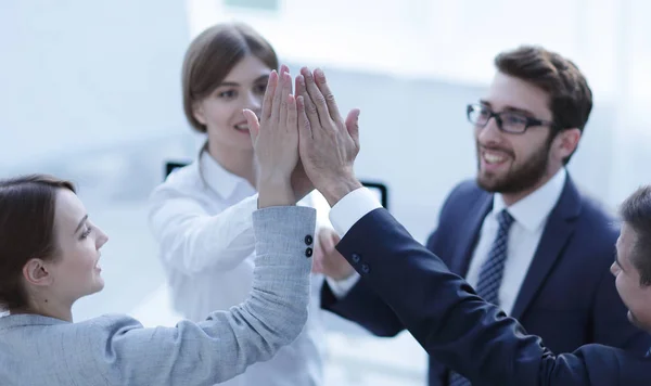 Squadra di business di successo dando a vicenda un batti cinque, in piedi in ufficio — Foto Stock