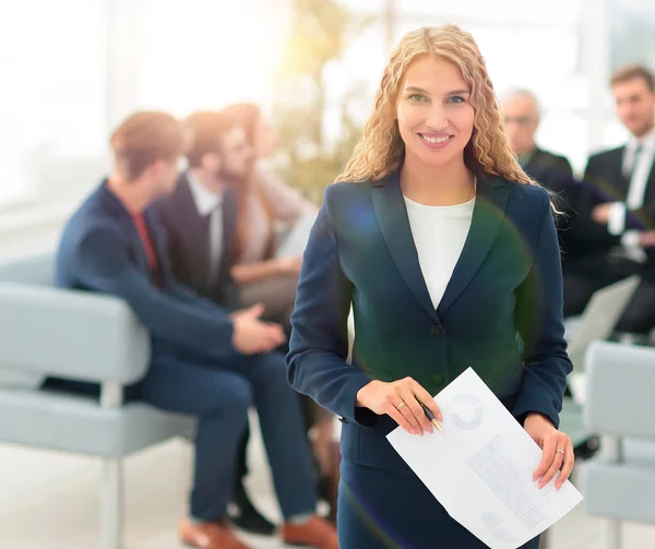 Mujer de negocios de éxito en el fondo del equipo de negocios — Foto de Stock