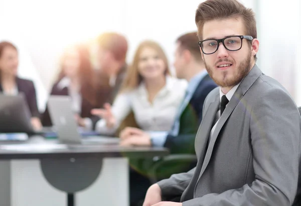 Retrato de empresario exitoso en la oficina — Foto de Stock