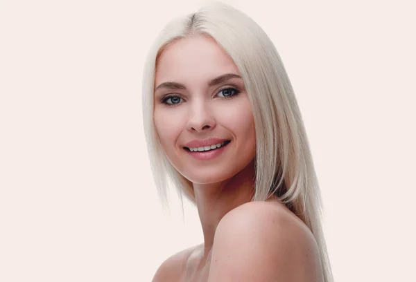 Porträtt av en ung blond kvinna med vardagliga make-up. — Stockfoto