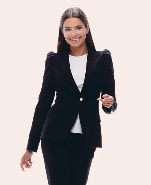 Mulher de negócios confiante andando para a frente — Fotografia de Stock