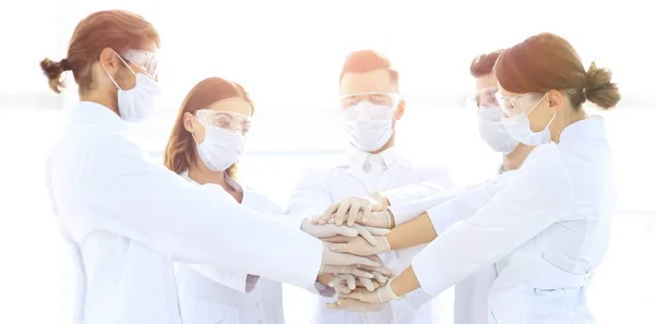 Foto de cerca de médicos apilando mano con compañeros de trabajo —  Fotos de Stock
