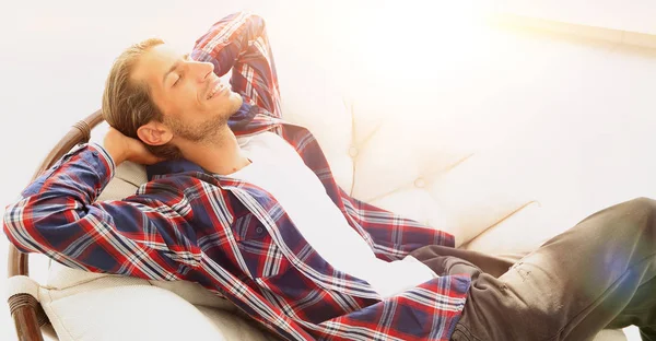 Cara moderno está descansando sentado em uma grande cadeira confortável. lado — Fotografia de Stock