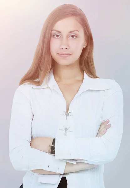 Retrato de um empregado em uma jaqueta brilhante em um fundo cinza — Fotografia de Stock