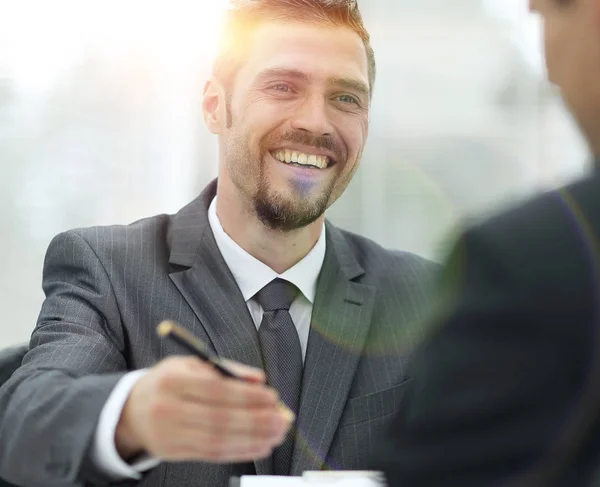 Closeup.a exitoso hombre de negocios, la firma de un contrato lucrativo — Foto de Stock