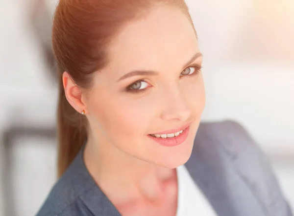 Portret van vriendelijke zakenvrouw. — Stockfoto